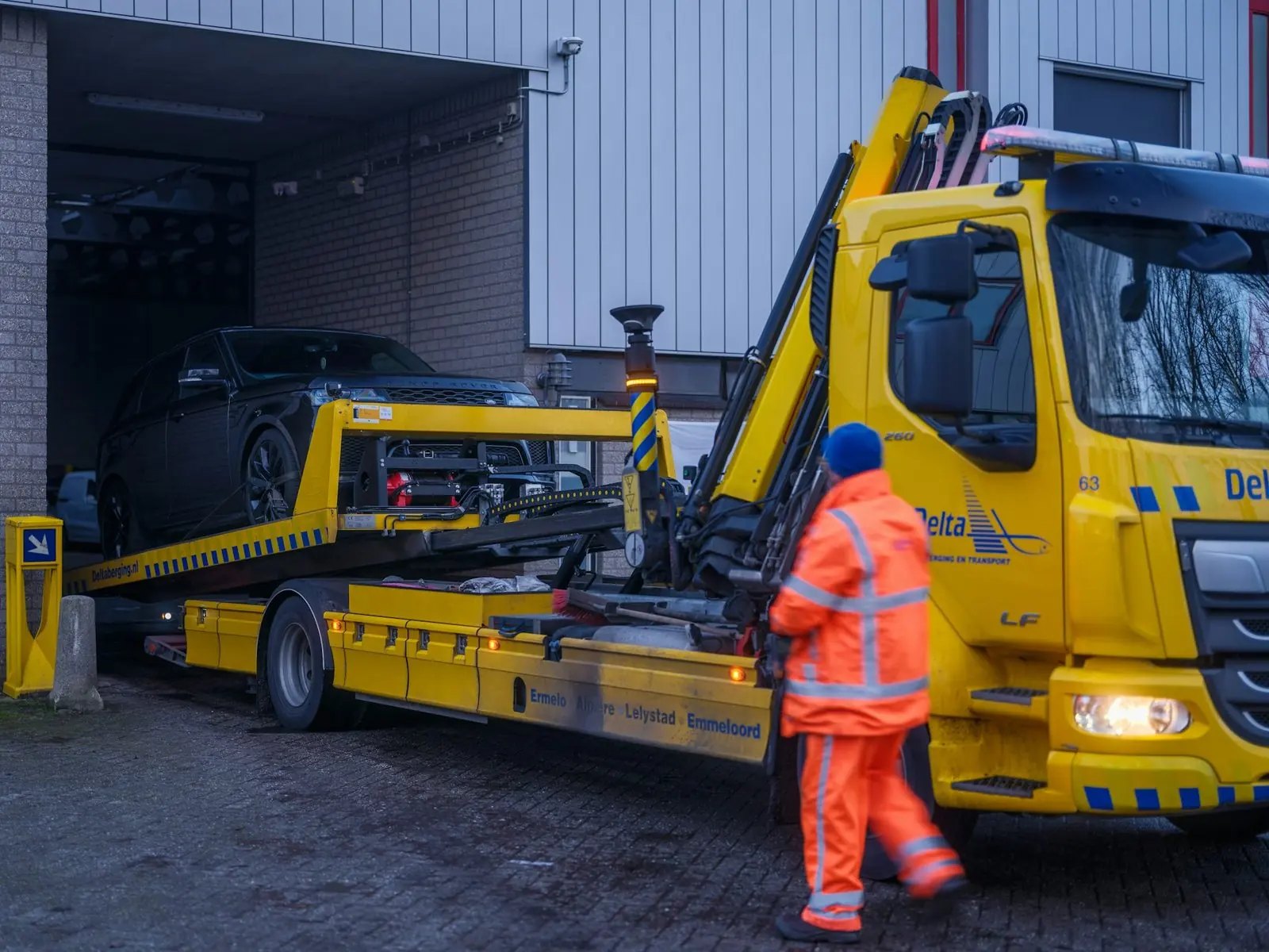 Recovery truck with an operator in high-visibility clothing