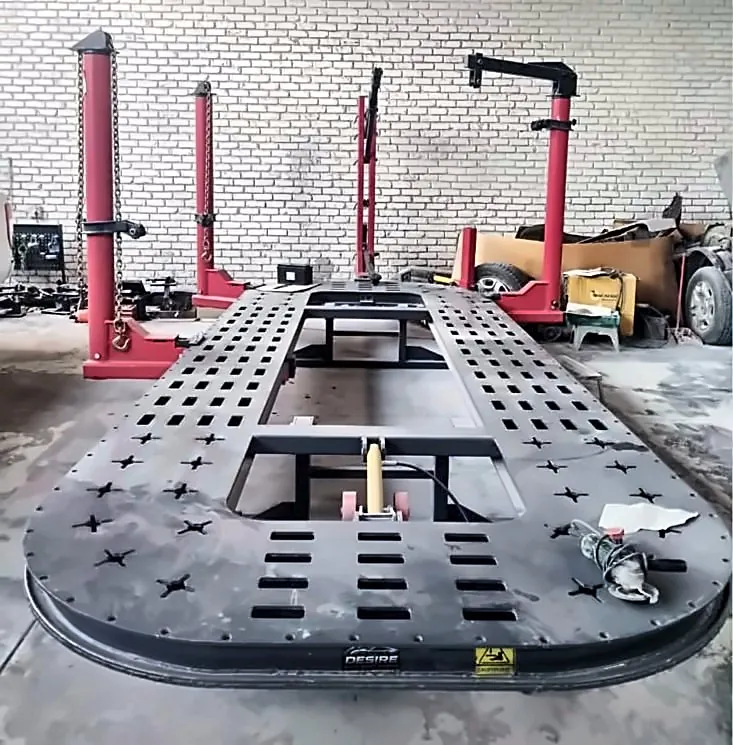 Chassis straightening bench with four pulling towers